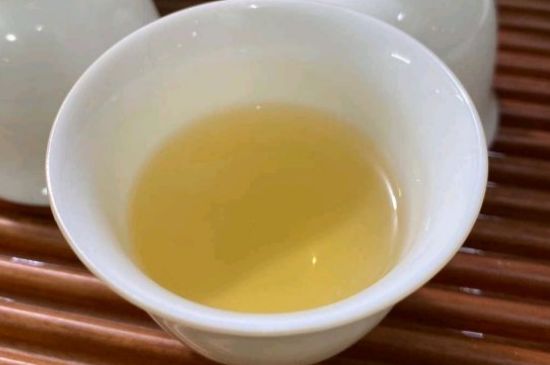 女性喝白茶的危害，女性每天喝白茶的好处和坏处有什么？