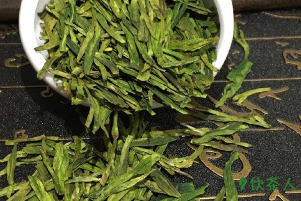 龙井茶泡出来什么颜色，龙井茶的颜色是绿的还是黄的(自然碧绿)