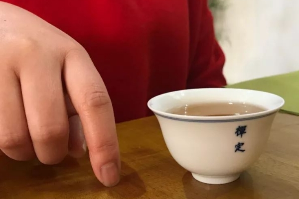 广东人叩茶礼，喝茶叩手礼三种手势图