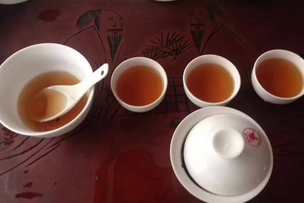 喝茶降尿酸吗，坚持饮茶有助于降低尿酸