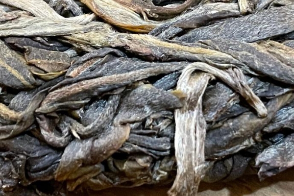 如何判断普洱茶发霉了，观察外形/分辨颜色/嗅闻气味